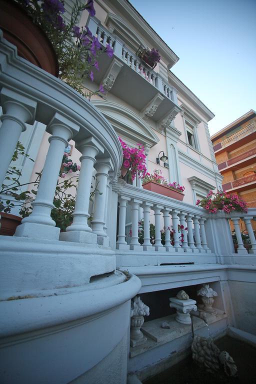 Villa L'Aurora เปสการา ภายนอก รูปภาพ