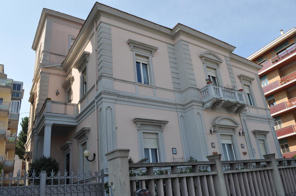 Villa L'Aurora เปสการา ภายนอก รูปภาพ